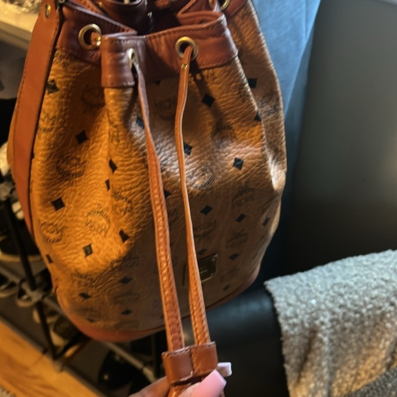 Bucket/Crossbody MCM absolutely nothing wrong with it. No cracks no scratches. - Picture 4 of 6